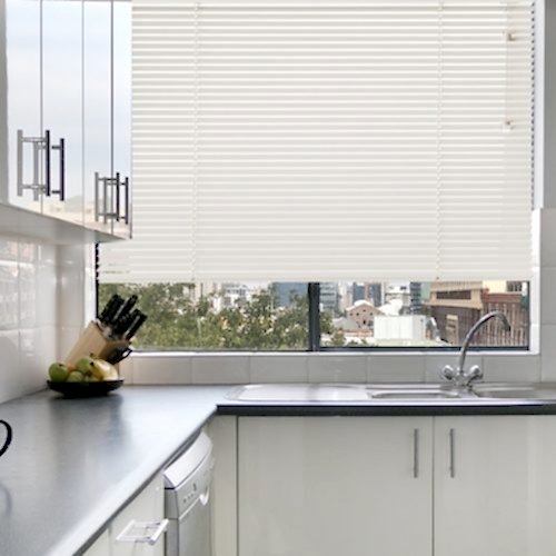 allure_-_aluminium_jaloezie_25mm_-_snow_white_7024_ALUST-25-7024_detail_800x875_1-1200x1600